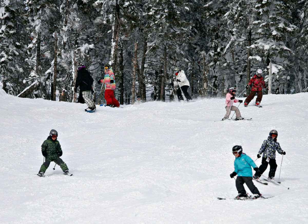 Enfant En Bas âge Habillé Sans Risque Pour Skier Avec Le Casque