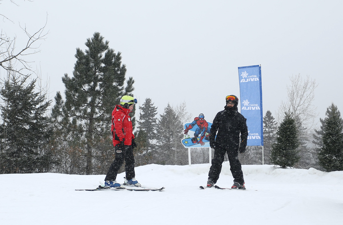 Enfant En Bas âge Habillé Sans Risque Pour Skier Avec Le Casque