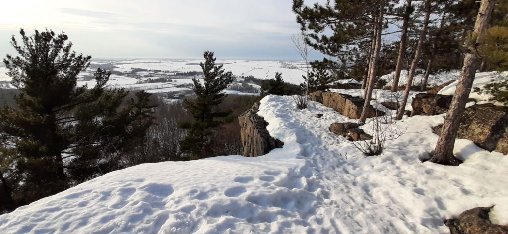 Du haut de la falaise, la vue est imprenable: la vallée de l'Outaouais.